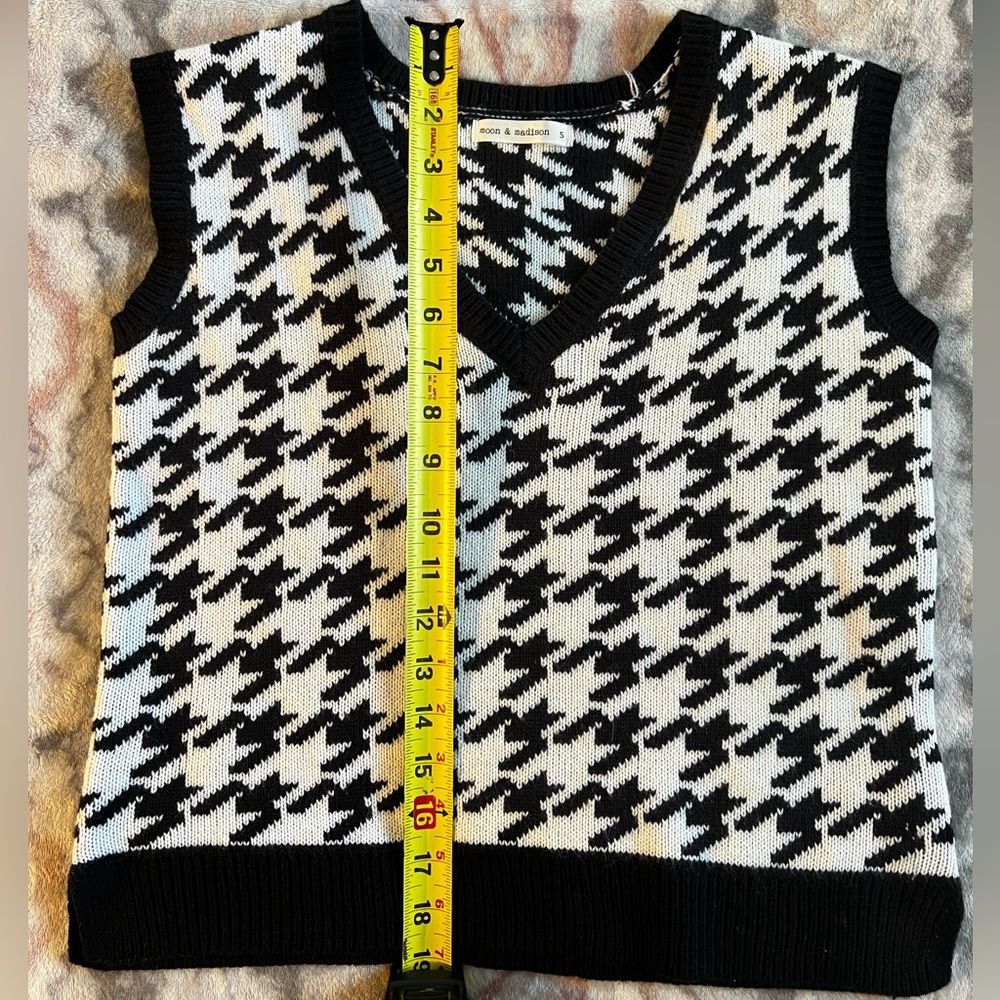 moon & madison Black and White Houndstooth Sweater Vest - Picture 3 of 4